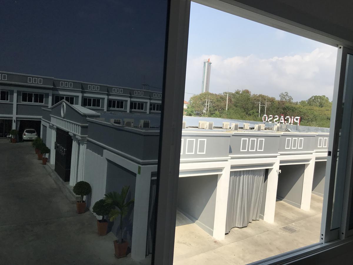 Picasso Motel Pattaya Buitenkant foto