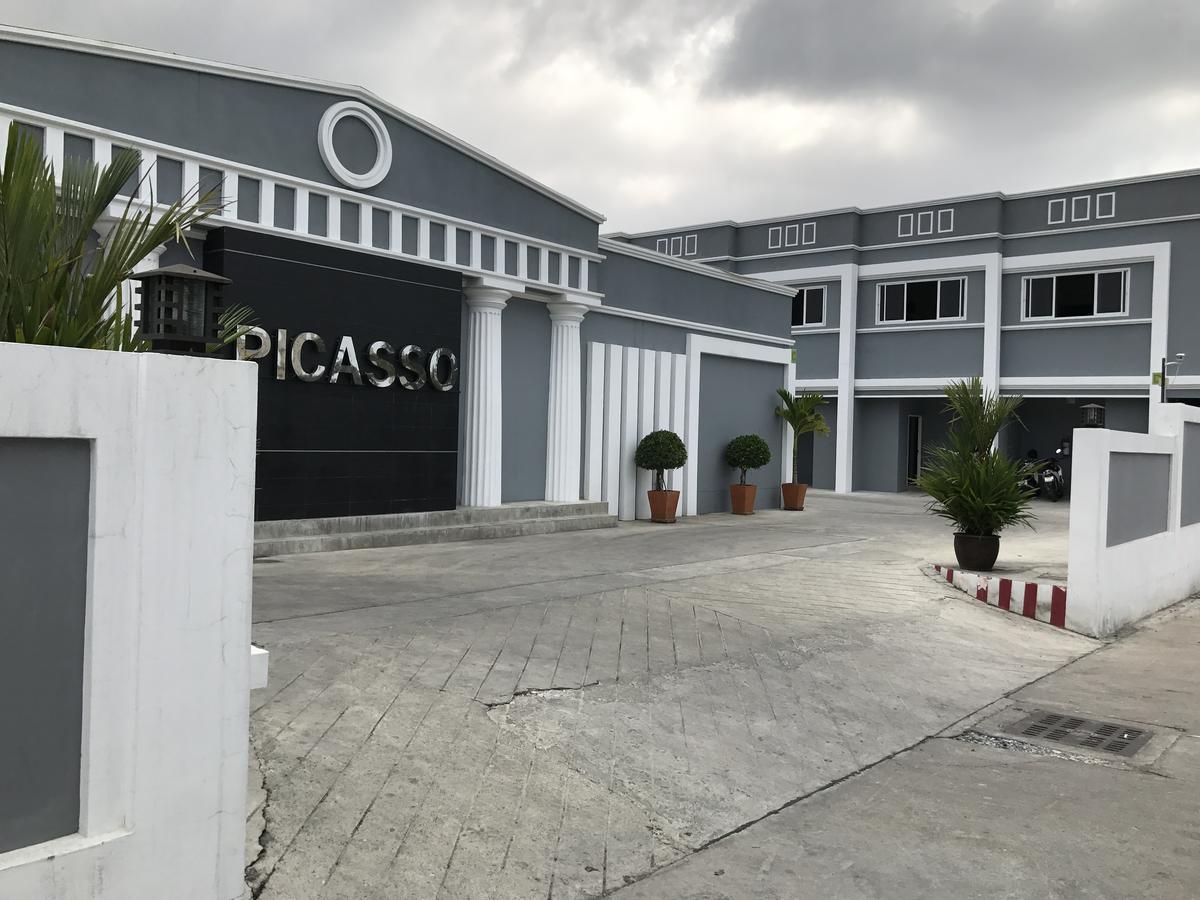 Picasso Motel Pattaya Buitenkant foto