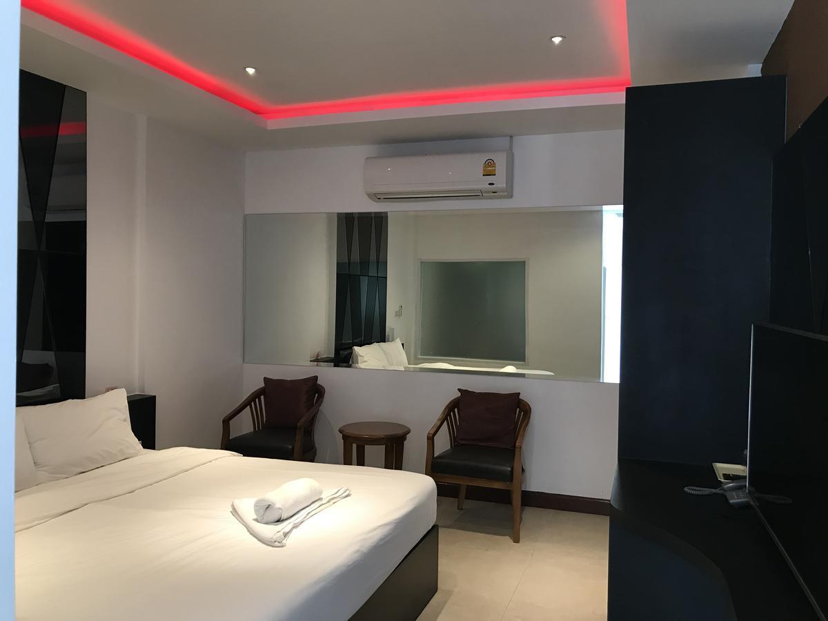 Picasso Motel Pattaya Buitenkant foto