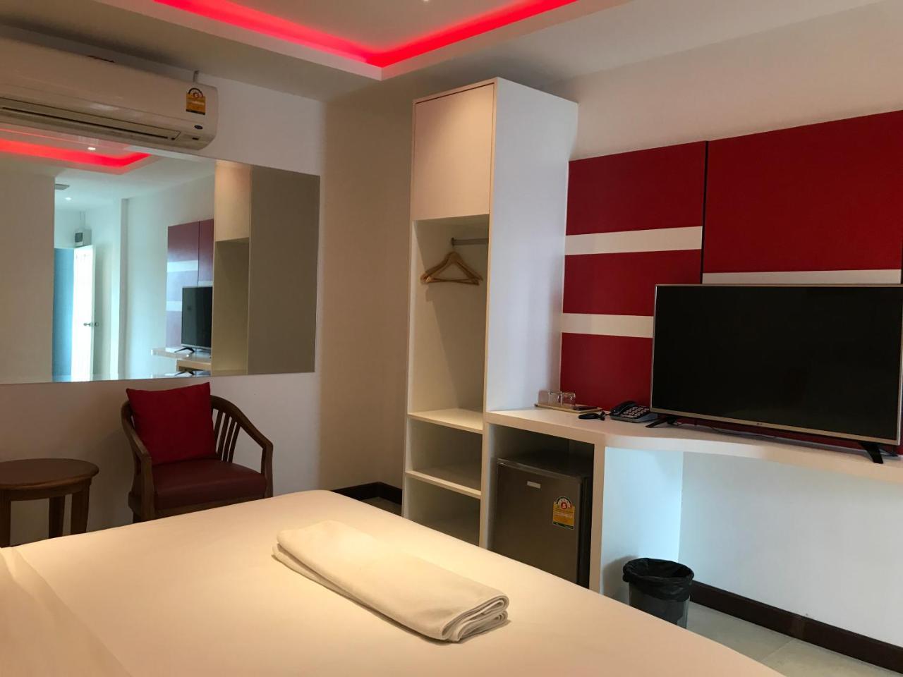 Picasso Motel Pattaya Buitenkant foto